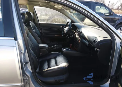 2004 Volkswagen Passat Glx from USA, damaged, VIN WVWTH63B84P040927